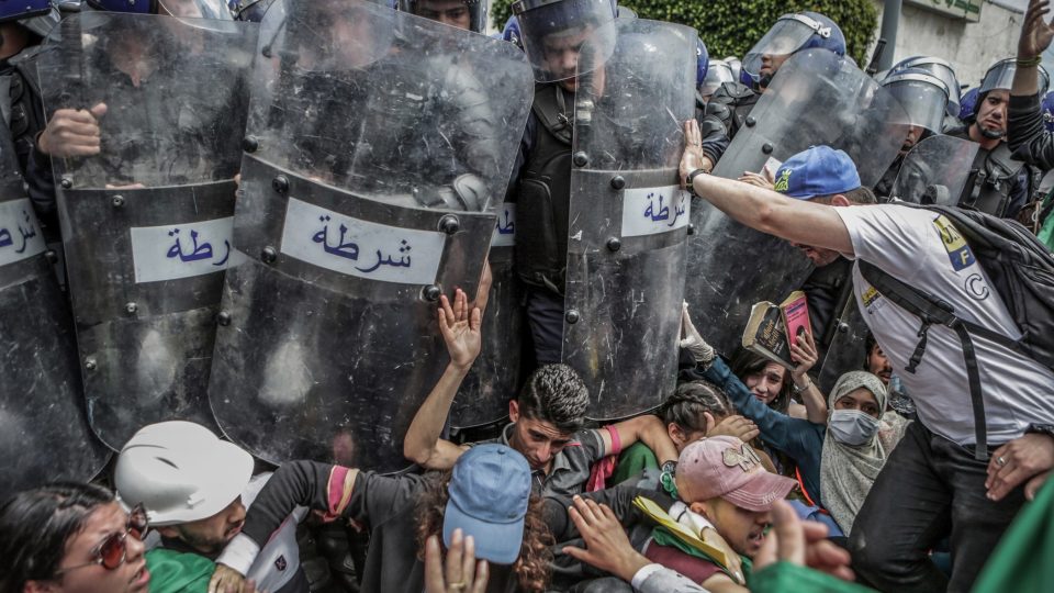 Fotograf Farouk Batiche zachytil na svém snímku protivládní protesty v Alžírsku. Získal za něj první místo v kategorii Aktualita
