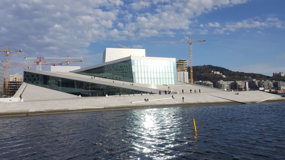 Budova norské opery zároveň funguje i jako veřejný prostor. Uvnitř budovy jsou tři koncertní sály. Ten největší, pojme přes 1300 diváků