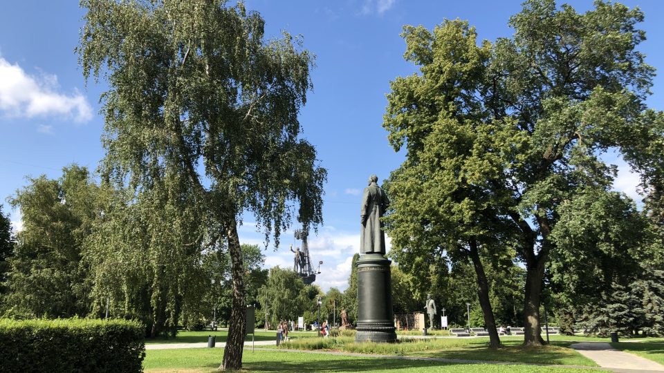 Na nábřeží řeky Moskvy se i tyčí skoro stometrový pomník Petra Velikého z roku 1997. Ten sice není součástí expozice parku Muzeon, vzbuzuje ale neméně vášnivé debaty jako řada tamních exponátů