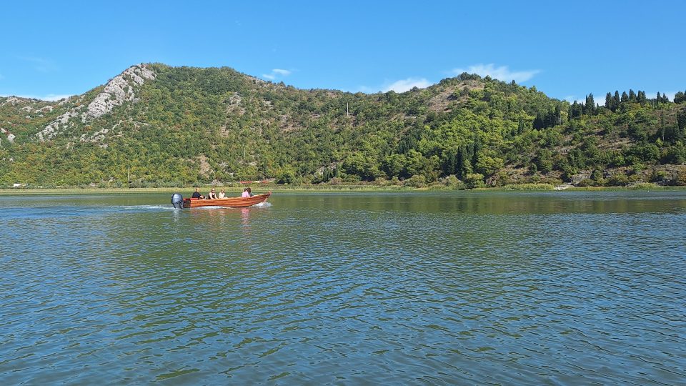 Loď na Skadarském jezeře, které je největší na Balkánském poloostrově | foto: Václav Hojný, Český rozhlas Loď na Skadarském jezeře, které je největší na Balkánském poloostrově