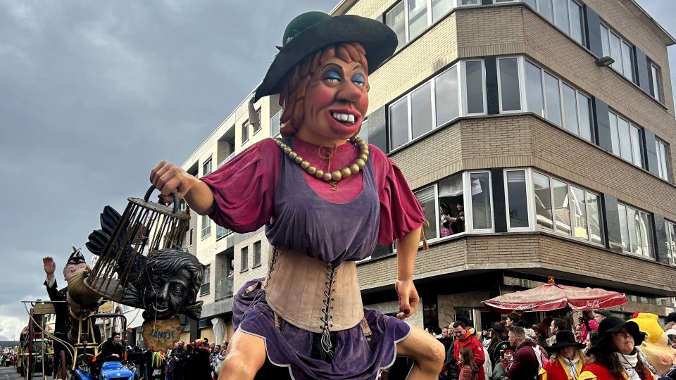 Karneval v Aalstu si servítky nebere, pálí rovnou ostrými a nebojí se i jmenovat