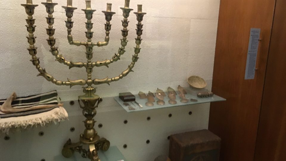 Menora v synagoze Tránsito, kde si návštěvníci mohou připomenout někdejší život židovské komunity ve městě. Dnes v Toledu nefunguje žádné živé židovské společenství
