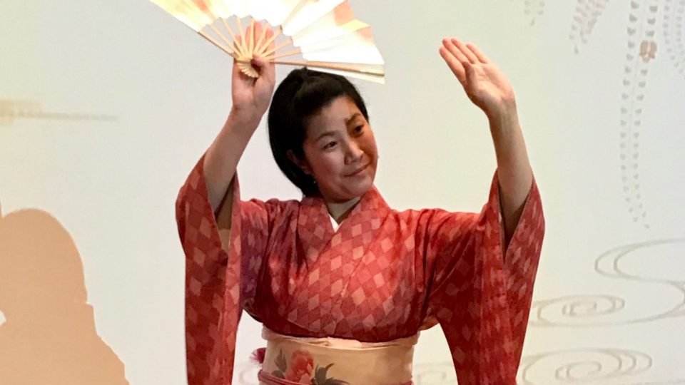 Kimono je důležitou výbavou pro japonské tanečnice. I jim ale někdy nevyhovuje složité oblékání.jpg