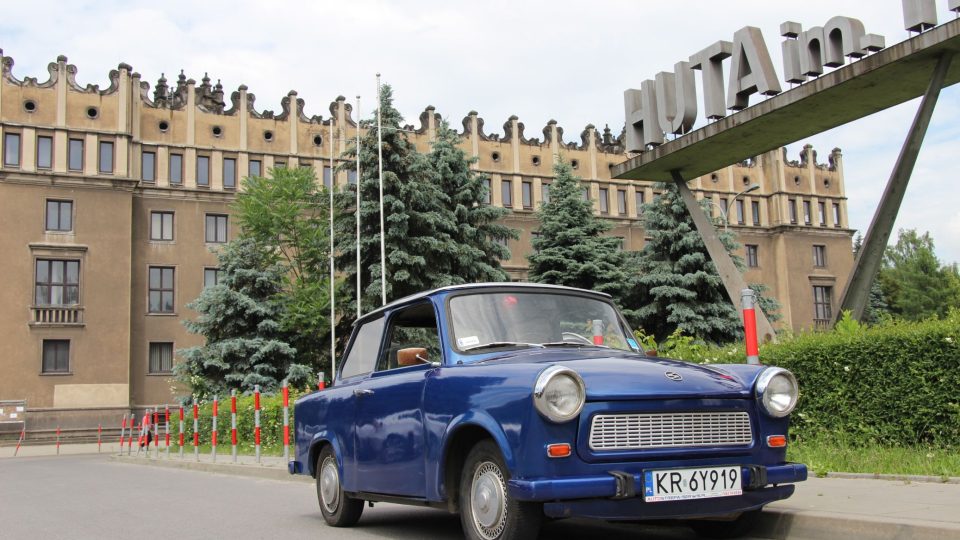 Stylové místo, stylový dopravní prostředek. K někdejším hutím V. I. Lenina v Krakově vozí turisty modrý trabant