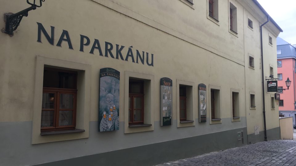 Nenápadná zeď skrývá jedinou nepasterovanou Plzeň ve městě