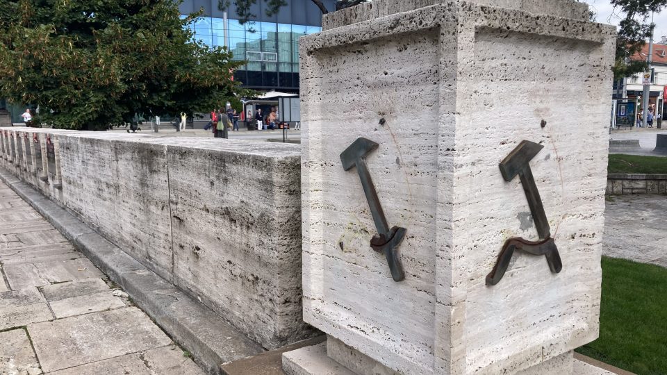 Symboly minulého režimu na náměstí Osvoboditelů v Košicích ničí aktivisté: „V roce 1968 tady Sověti postříleli řadu lidí, není důvod, aby tady zůstaly symboly komunismu.“