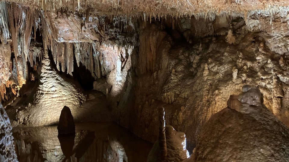 Krasové jeskyně mohou být zajímavým výletním cílem i na dovolené u moře