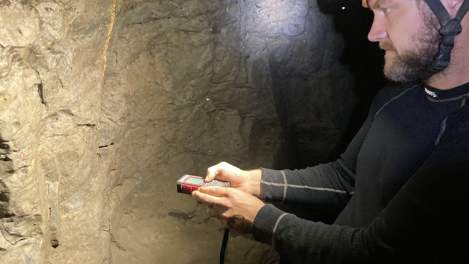 Jan Lenart mapuje jeskyni pomocí laserového dálkoměru
