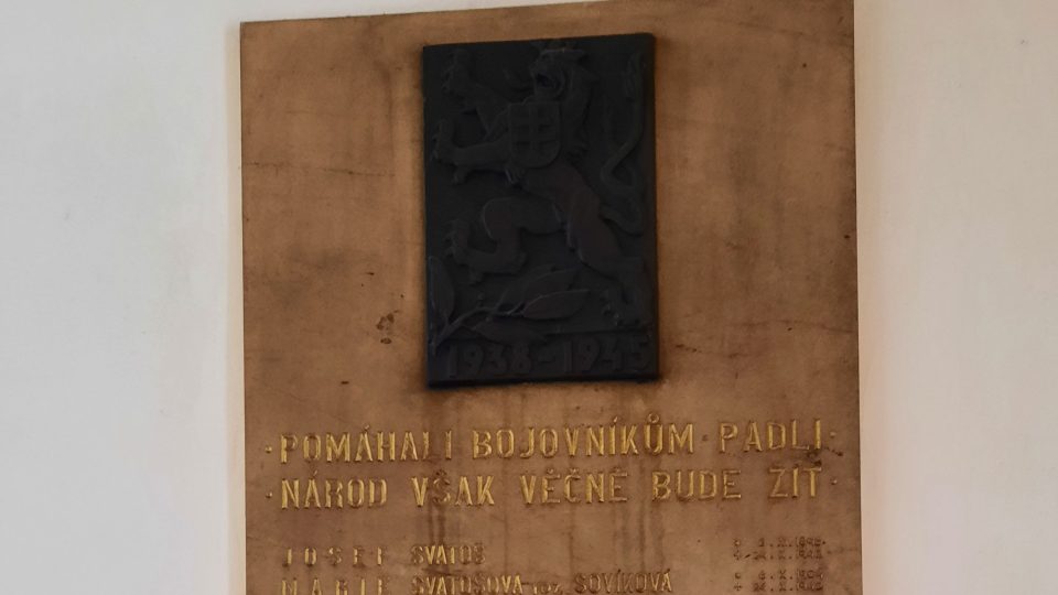 Pamětní deska v průchodu domu v Melantrichově ulici č. 15 připomíná oběť Svatošových už od roku 1947, kdy ji sem nechali instalovat jejich příbuzní a přátelé