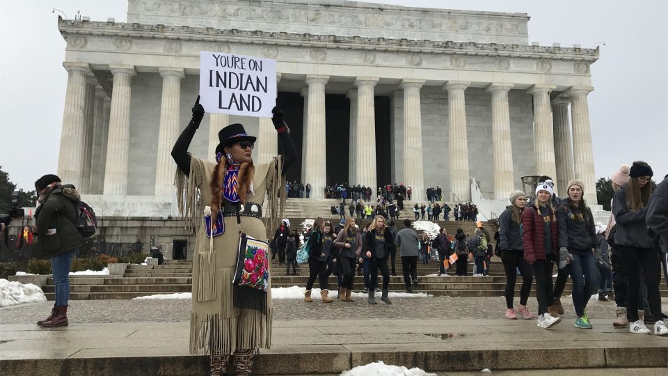 Jste v zemi indiánů, upozorňuje nápis na transparentu jednoho z manifestujících indiánů