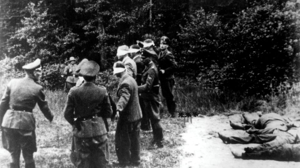 Snímek pořízený na popravišti v Lubech u Klatov 22. června 1942 zachycuje smrt deseti vlastenců, mezi nimi i pěti bývalých důstojníků čs. armády. Ti podle dochovaného popravčího protokolu jednohlasně zvolali: „Sláva, ať žije naše republika!“
