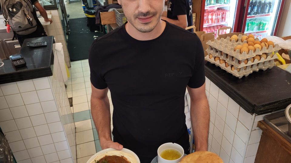 Nejlepší hummus dělá v Tel Avivu Abú Hasan