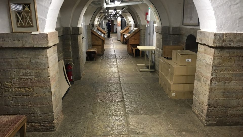 Labyrint chodeb se skladišti a postranními kobkami, ve kterých žili pracovníci okupovaných muzeí