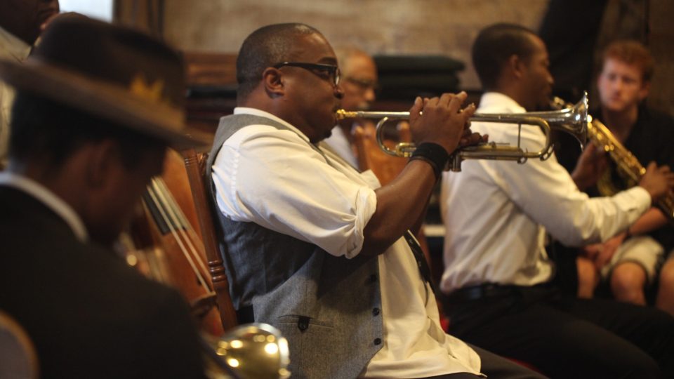 Trumpetista Kevin Louis je vděčný, že může jazzovou tradici předávat mladým