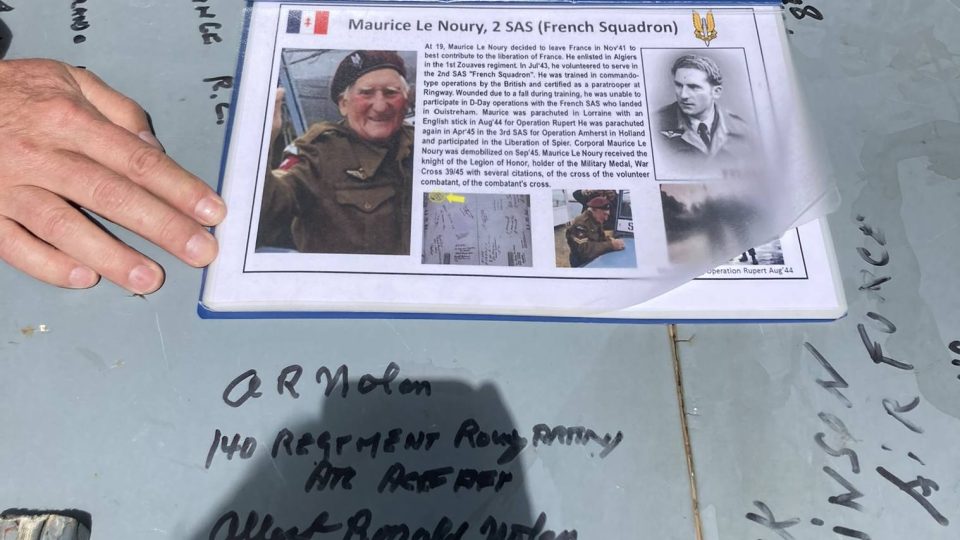 Na kapotu vozu se podepsal i francouzský veterán a výsadkář Maurice Le Noury