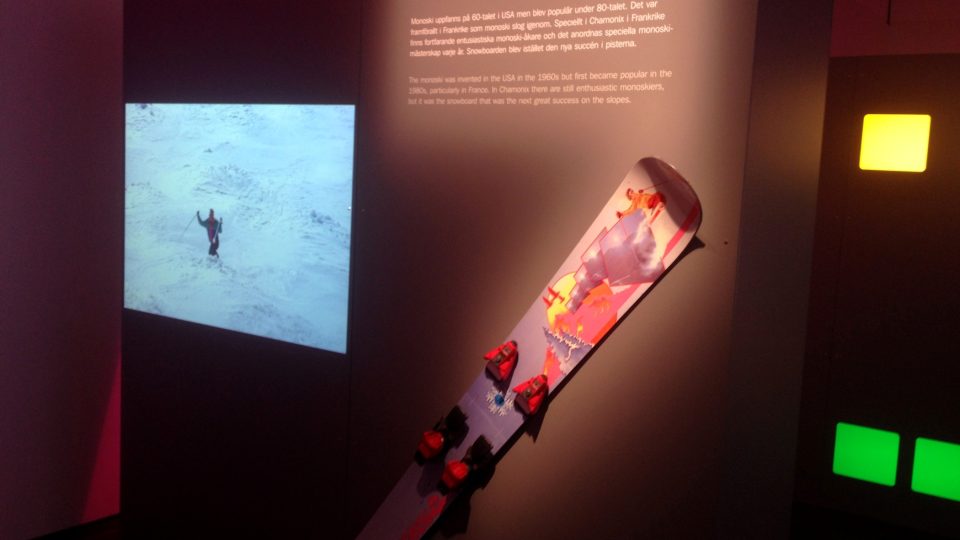 Jízda na monoski se dá přirovnat k jízdě na lyžích, zčásti na snowboardu, a dokonce k jízdě na surfu na vlnách.