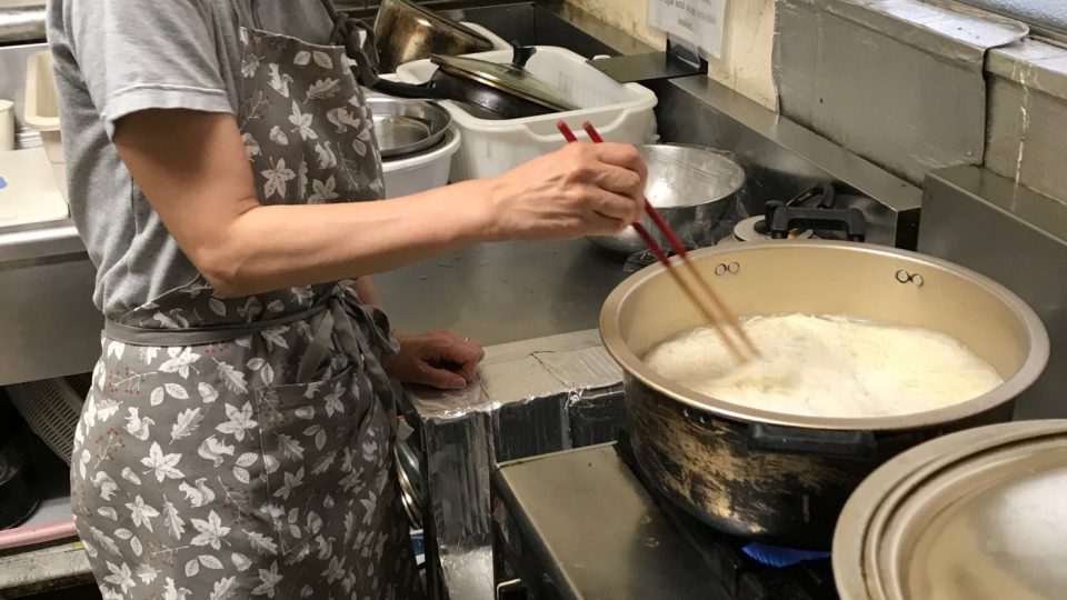 „Vaří se jen tři minuty a měknou hrozně rychle,“ vysvětluje nad hrncem tenoučkých nudlí kuchařka Akiko Kuribajaši