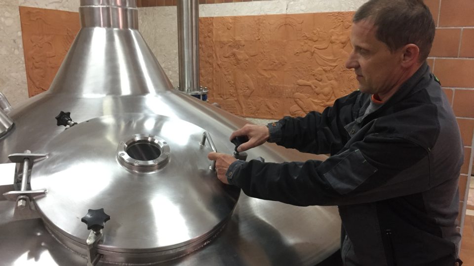 Tomáš Horáček přijel do pivovaru Korca dohlédnout na instalaci nových varen.