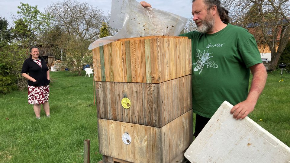 Všechno se na chatě točí hlavně kolem medu, kterého Sojka vytočí v dobré sezóně i čtyři tuny
