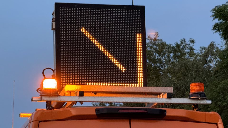 Výstražná signalizace na střeše upozorňuje řidiče, aby brali ohled na pracovníky ŘSD