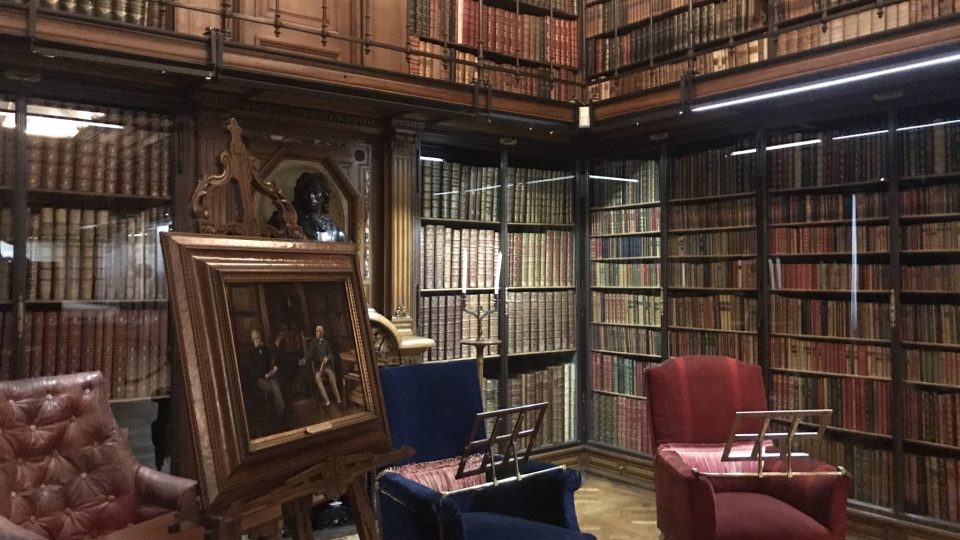 Překrásná knihovna s ochozem, kde za normálních okolností bývají dočasné výstavy, nyní zeje prázdnotou