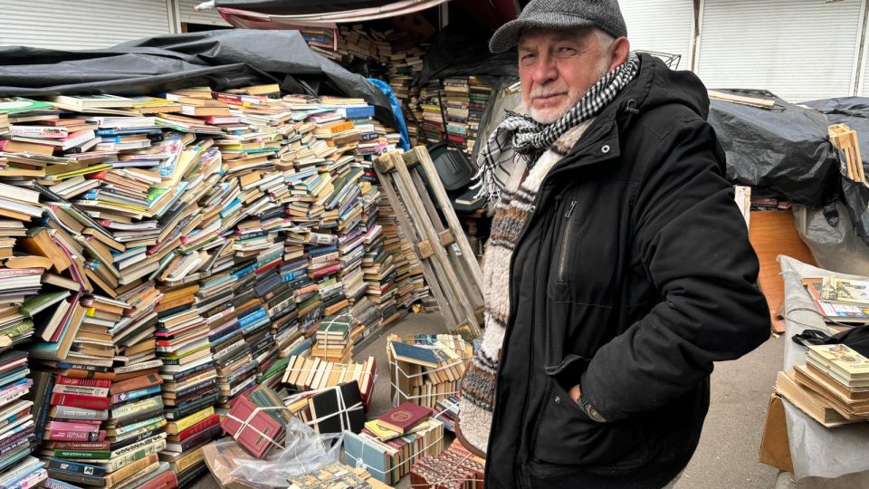 Pan Stas má na Petrivce tisíce knížek pod střechou i pod širým nebem