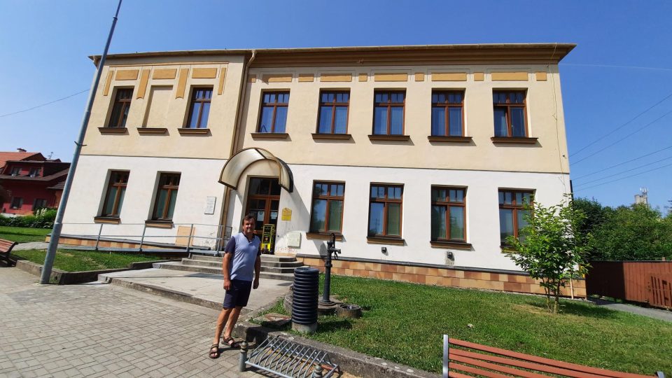 Karel Chvilíček před bývalou školou ve Vlčnově