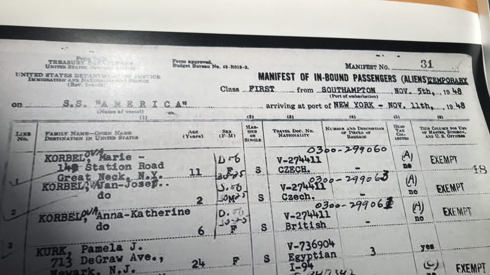 Dobová listina se zápisem o připlutí rodiny Korbelových. Madeleinin otec pracoval pro OSN a poslal zbytek rodiny do Ameriky napřed. Sám připlul až v prosinci 1948