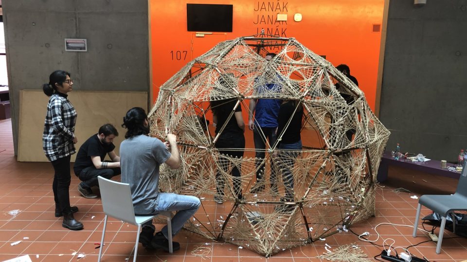 Studenti Fakulty architektury svazují dohromady konstrukci kulovitého pavilonu
