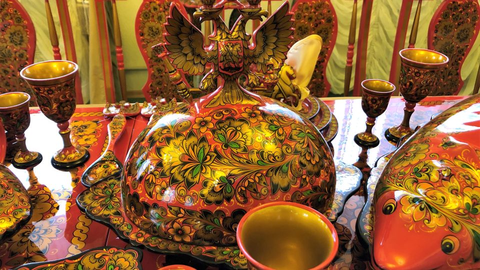 Chochlomskou malbou se často zdobí například talíře, poháry, misky nebo lžíce. Místní umělci ale někdy pracují i na méně obvyklém nádobí. Takové práce pak třeba vystavují na soutěžích a poté i v místním muzeu