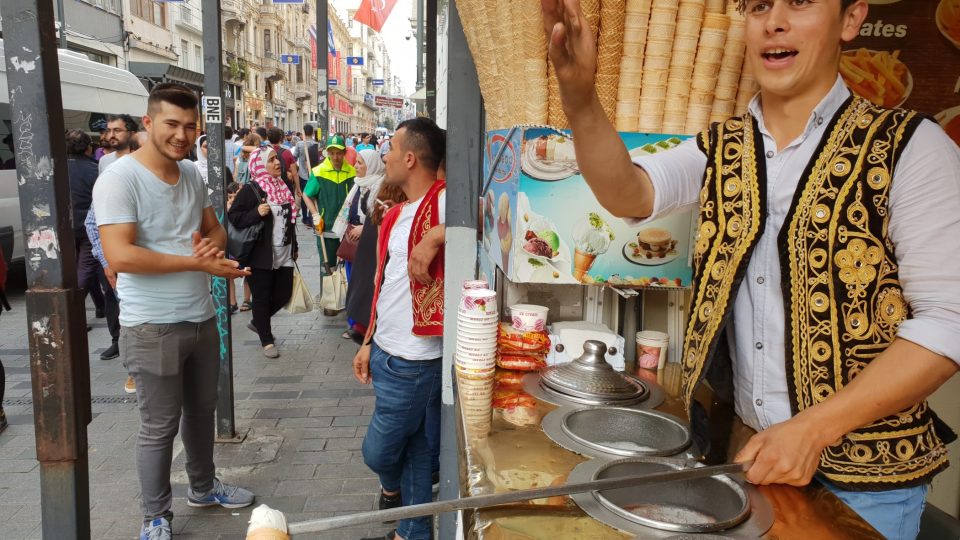 K prodeji zmrzliny na istanbulské třídě İstiklal neodmyslitelně patří show zdejších zmrzlinářů.