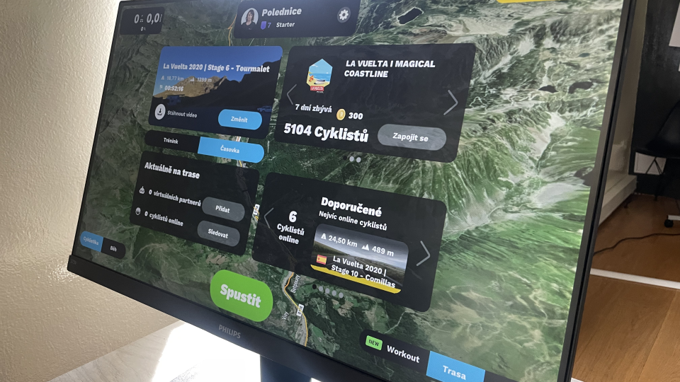 Díky spojení cyklotrenažéru a speciální aplikace si mohou cyklisté vyzkoušet známé závodní trasy