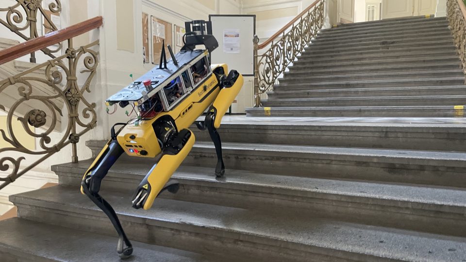 Robot Spot prý bude velkou posilou českého týmu. Dokáže totiž vyšplhat schody, což je s jinými roboty mnohem náročnější