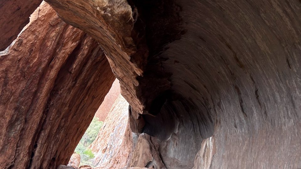 Skalní masiv ukrývá také několik jeskyní
