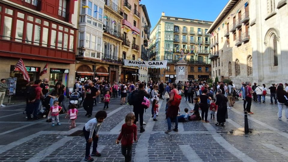Lidé čekají na náměstí sv. Jakuba v Bilbau, až k nim dorazí letošní Korrika