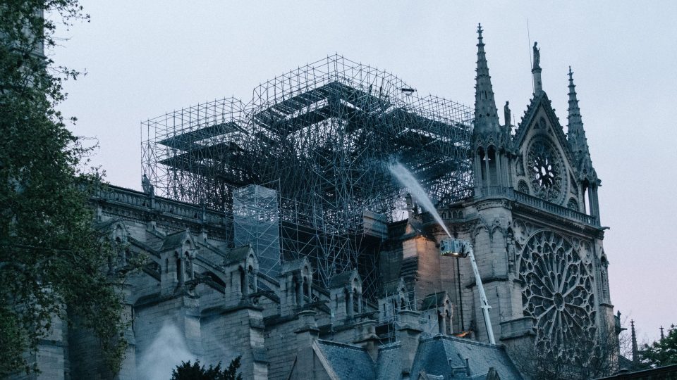 Pařížská katedrála Notre-Dame v úterý ráno