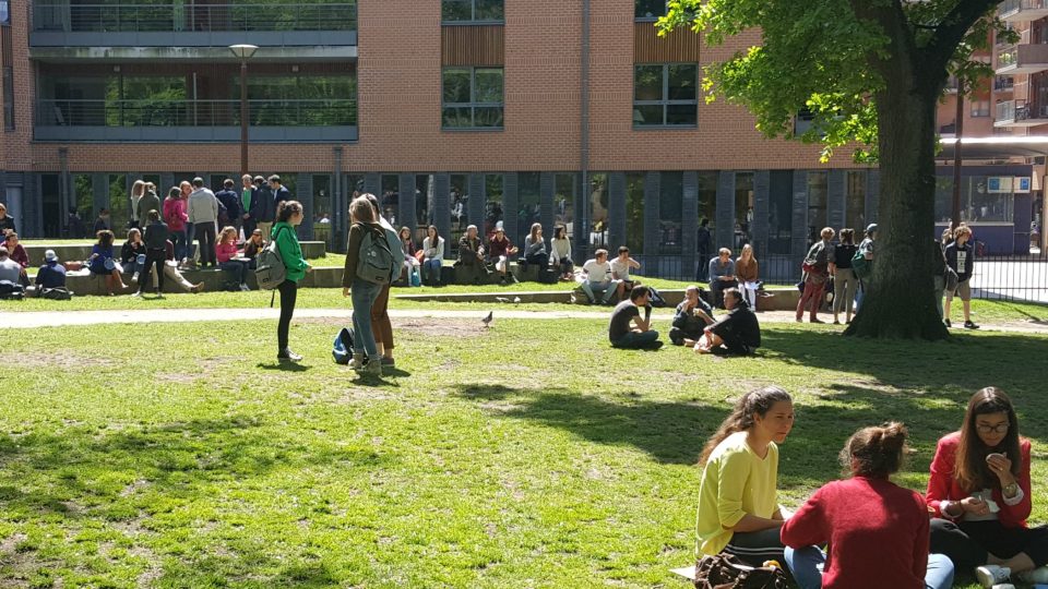 Nová Lovaň je už na první pohled studentským městem. Všude, kam se podíváte, jsou mladí lidé s deskami v rukou a batohy na zádech.