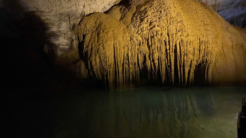 V nejdelší jeskyni Blízkého východu roste největší známý stalaktit světa