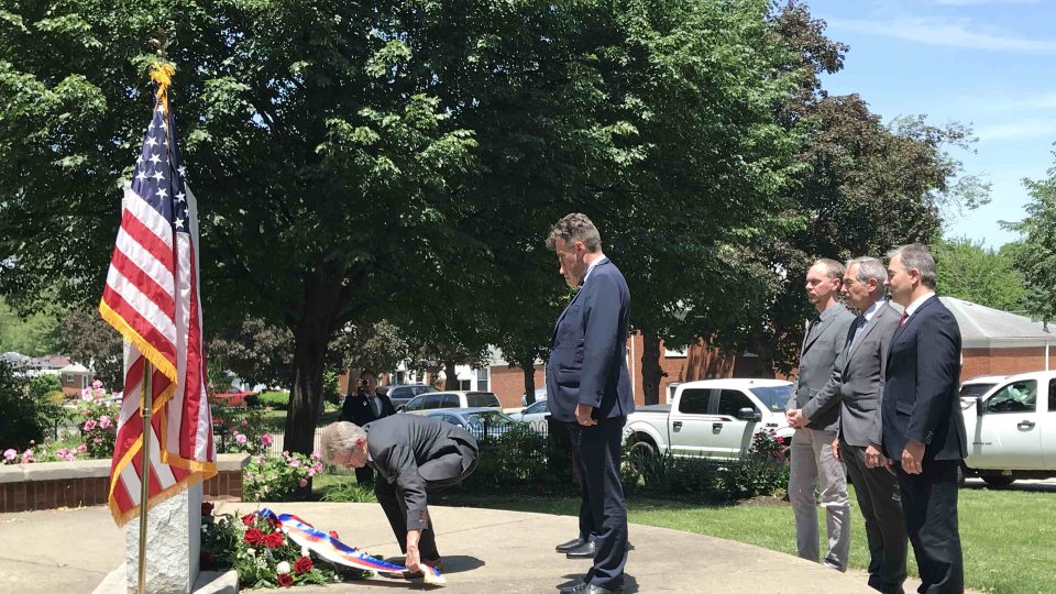 Předseda Senátu Miloš Vystrčil s delegací se v Crest Hill u Chicaga klaní památce lidických obětí