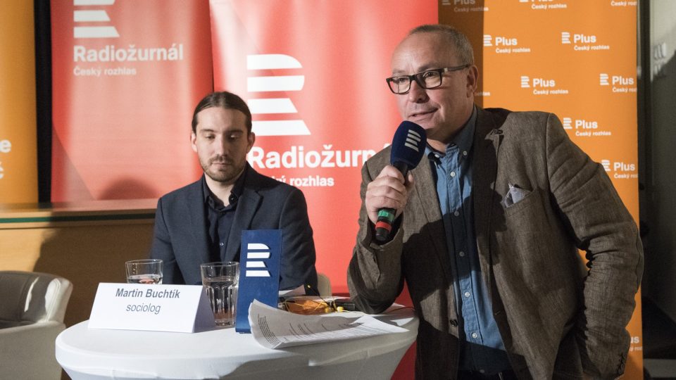 Sociolog Martin Buchtík a moderátor Jan Pokorný během debaty k projektu Rozděleni svobodou