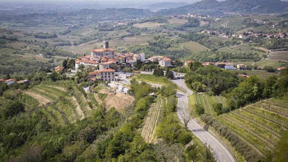 Výhled na městečko Šmartno na italsko-slovinské hranici