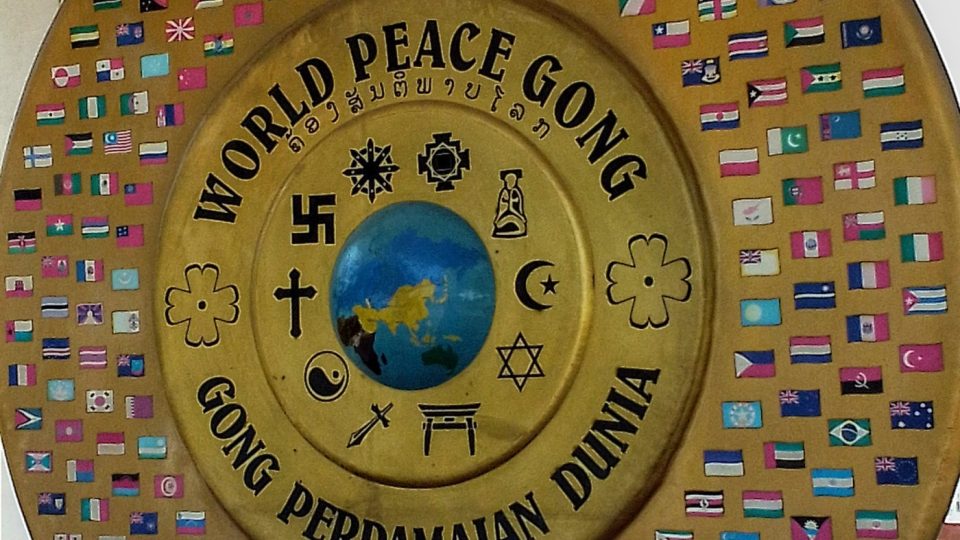 Gong světového míru ve Vientane. Najdete na něm českou vlajku?