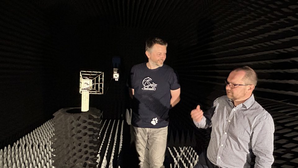 Tomáš Kořínek (vlevo) a Pavel Čumpelík v bezodrazové anténní komoře ČVUT