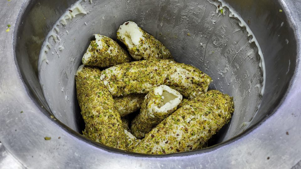 Zatímco italská zmrzlina je našlehaná a měkká, ta damašská je naopak tuhá a dá se krájet nožem | foto: Štěpán Macháček, Český rozhlas Zatímco italská zmrzlina je našlehaná a měkká, ta damašská je naopak tuhá a dá se krájet nožem