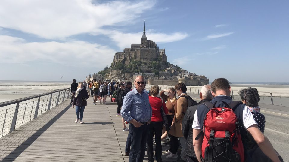 Turisti před Mont Saint Michel