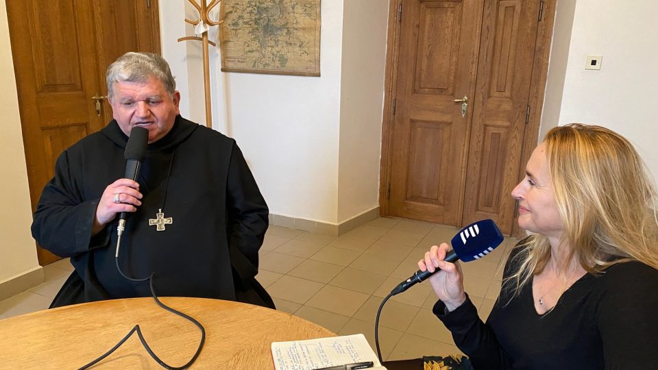 Opat Petr Prokop Siostrzonek během rozhovoru s Lucií Výbornou