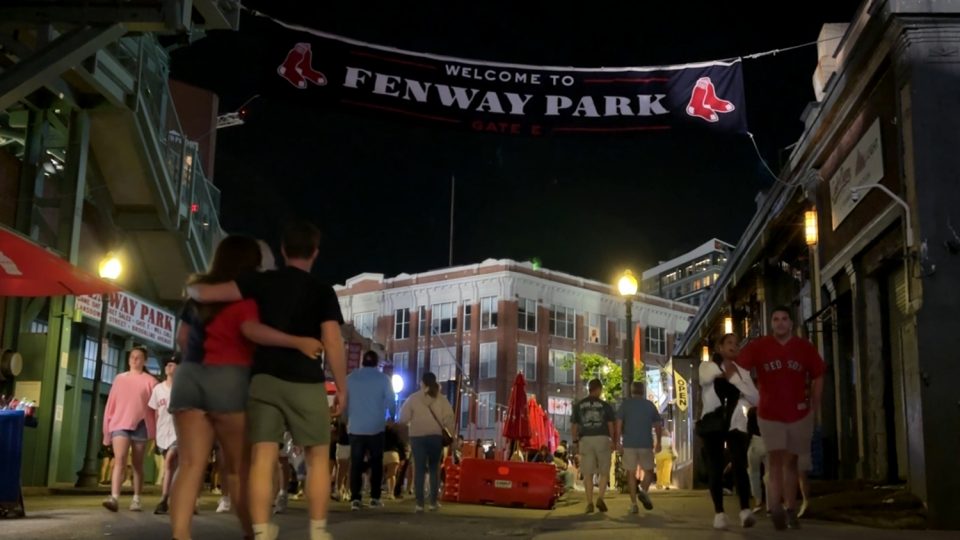 Večerní zápas na stadionu Fenway Park v Bostonu je zážitek vhodný třeba i jako rande