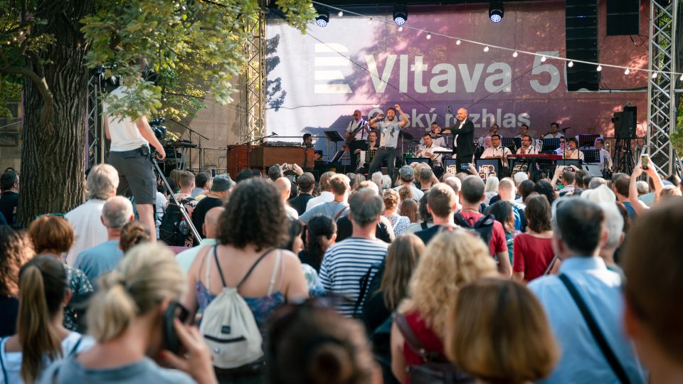 Stanice Vltava oslavila 50 let velkolepým koncertem na pražském Střeleckém ostrově. V doprovodu Big Bandu Gustava Broma vystoupili Dan Bárta, Milan Cais, Beata Hlavenková, Marta Kloučková, Never Sol a Ondřej Pivec