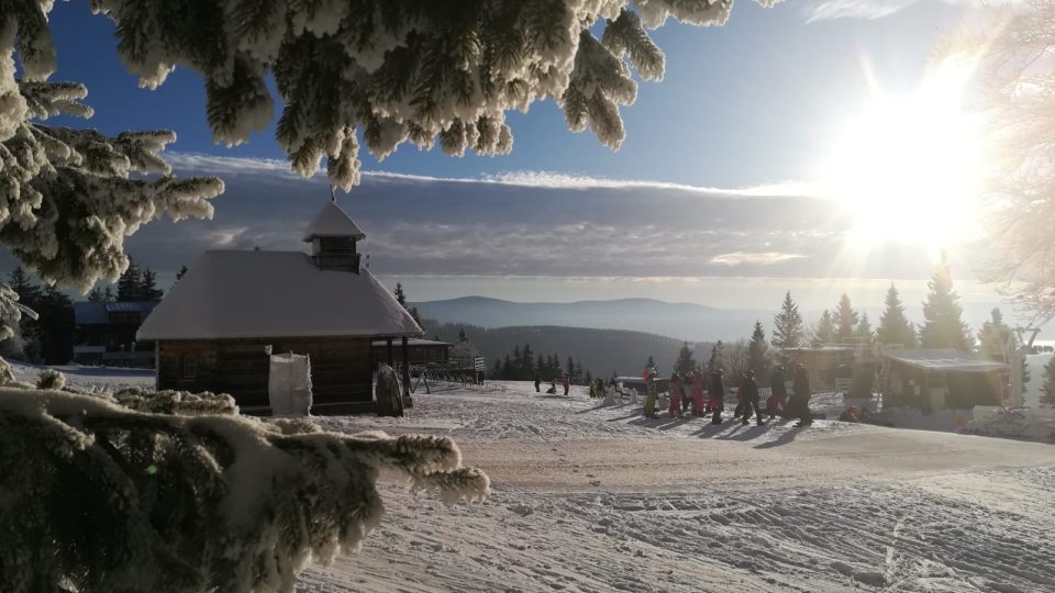 Kaplička u chaty Paprsek. Horská romantika přiláká ročně na okolní běžkařské trasy tisícovky milovníků lyžování v krásné přírodě