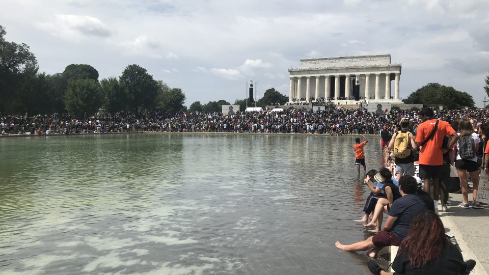 Velká vodní nádrž před Lincolnovým památníkem je obležená tisíci lidí
